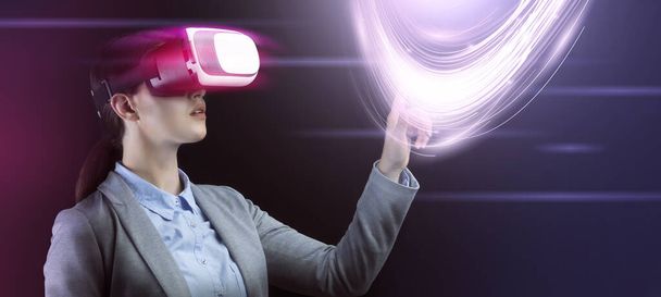 Zakenvrouw in virtual reality headset aanraken vitrueel scherm met gegevens over donkere achtergrond, collage - Foto, afbeelding