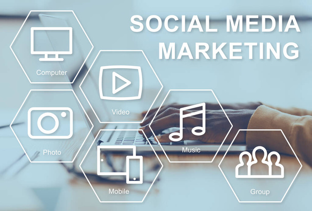 Social media influencer werken aan laptop, het ontwikkelen van marketing strategie, collage met SMM pictogrammen op virtueel scherm - Foto, afbeelding