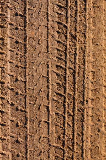 Следы шин в грязи
 - Фото, изображение