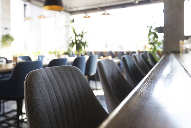 Bar tezgahında rahat kafeteryalarda sandalyeler var, insan yok. - Fotoğraf, Görsel