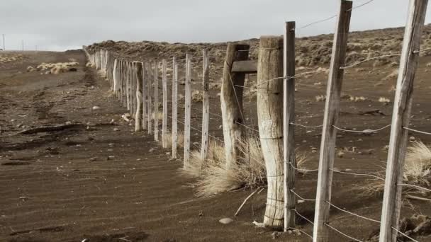Oude verweerde hekpalen in een droge Arid regio in Patagonië, Argentinië, Zuid-Amerika. Inzoomen.. - Video