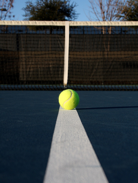 тенісний м'яч на корті
 - Фото, зображення