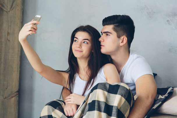 Man and woman do selfie at home - Foto, imagen