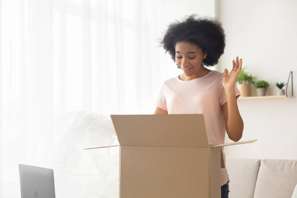 Girl opens box from an online store - Foto, immagini