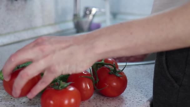 Young girl washing vegetables in the kitchen - Кадры, видео