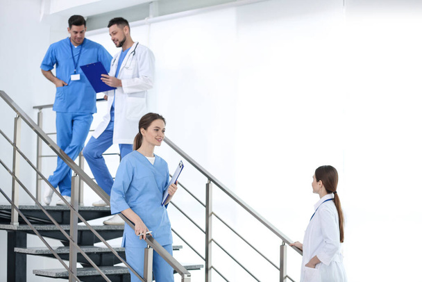 Equipo de médicos profesionales en escalera en clínica
 - Foto, imagen
