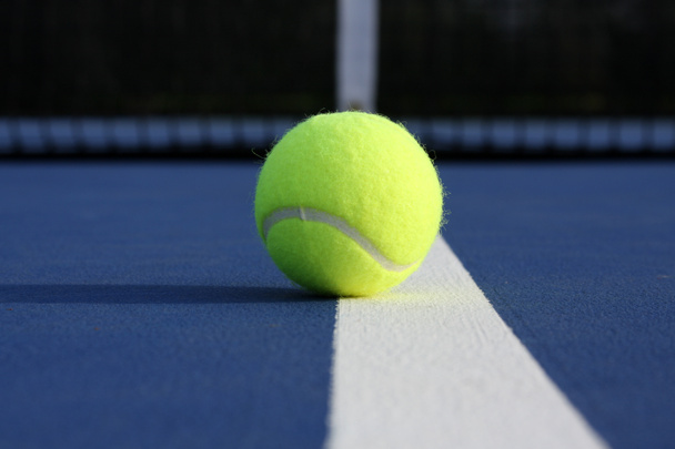 pelota de tenis en la cancha - Foto, Imagen