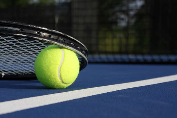 pallone da tennis e racchetta - Foto, immagini