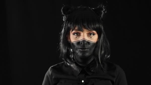 dziewczyna w czarny makijaż - Materiał filmowy, wideo