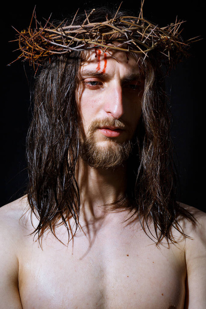 Jezus Christus met doornenkroon en bloed op het gezicht - Foto, afbeelding