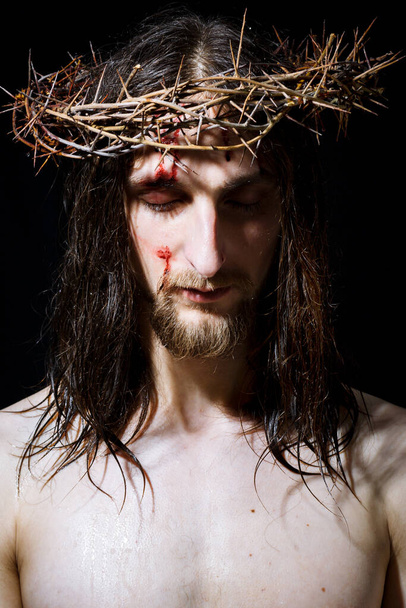 Jesus Christ with crown of thorns and blood on face - Foto, Imagem