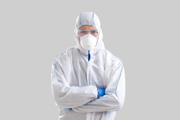 Koncepce kontroly epidemie koronaviru. Asijský muž se zkříženými pažemi - Fotografie, Obrázek