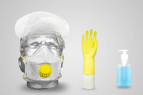 白いポリスチレン泡男性ディスプレイマネキンの頭身に着けている保護ダストマスク,様々なタイプのn95またはP2.5から保護,コロナウイルス(covid-19). - 写真・画像