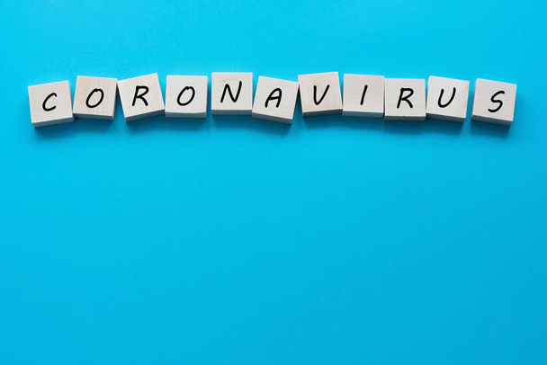 La inscripción coronavirus sobre un fondo azul. Virus Corona. MERS-Cov Síndrome del Coronavirus Respiratorio de Oriente Medio
 - Foto, Imagen