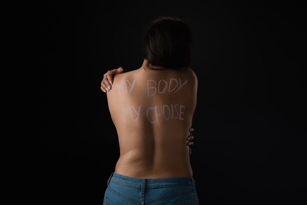 Zadní pohled na semi-oblečené plus velikost modelu s nápisem My Body My Choice na tělo izolované na černé - Fotografie, Obrázek