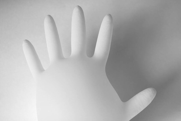 Медична рукавичка на білому тлі, місце для тексту
 - Фото, зображення