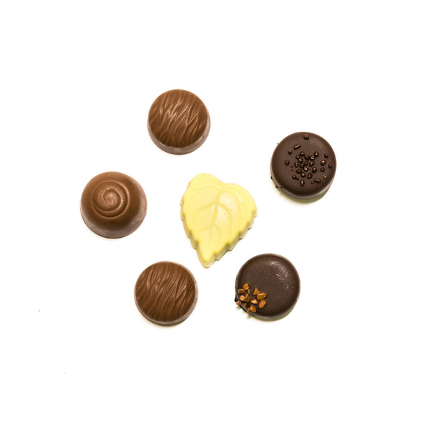 Studio ampui laajan valikoiman suklaa pralines eristetty valkoinen ylhäältä
 - Valokuva, kuva