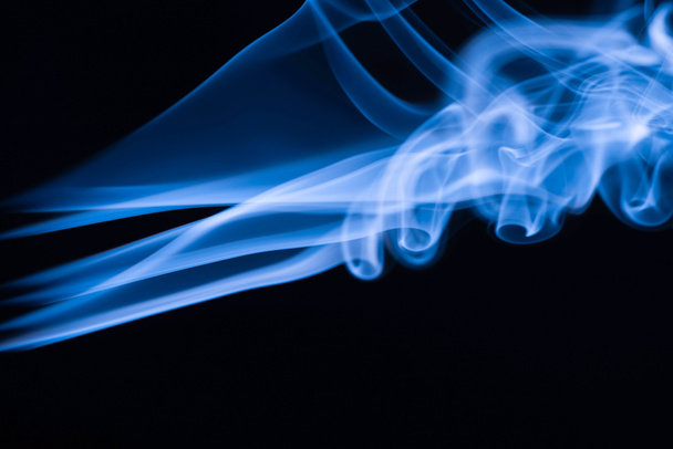 kék színes folyó füst fekete háttér - Fotó, kép