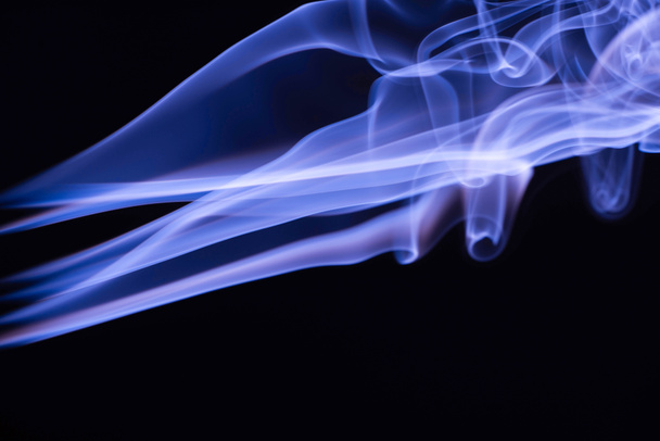 fumée fluide colorée bleue sur fond noir
 - Photo, image