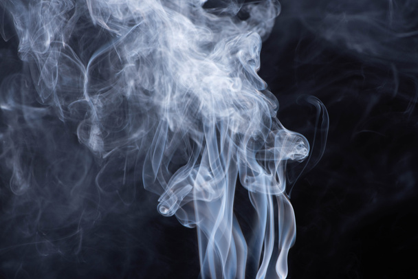 humo fluido blanco abstracto sobre fondo negro
 - Foto, Imagen