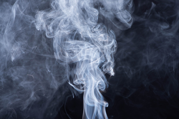 αφηρημένη λευκή ροή καπνού σε μαύρο φόντο - Φωτογραφία, εικόνα