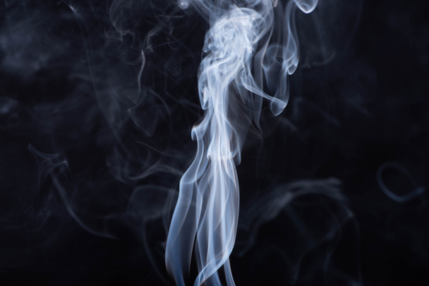 abstrakcyjny biały płynący dym na czarnym tle - Zdjęcie, obraz