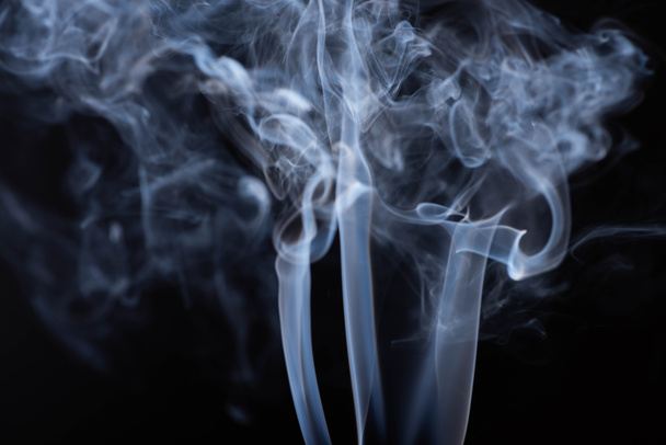 Λευκός καπνός που ρέει σε μαύρο φόντο - Φωτογραφία, εικόνα