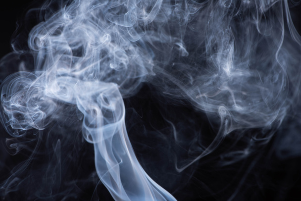 белое облако дыма на черном фоне
 - Фото, изображение