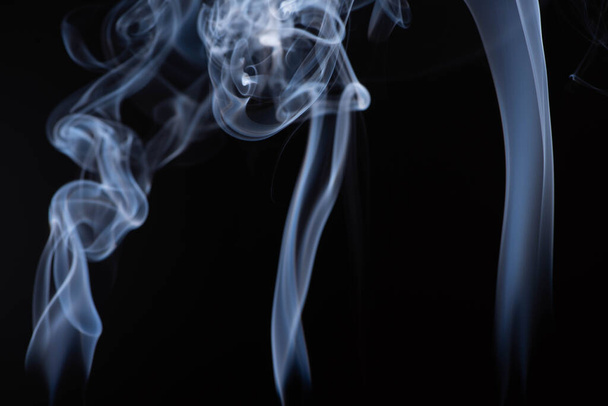branco fumaça fluindo no fundo preto com espaço de cópia
 - Foto, Imagem