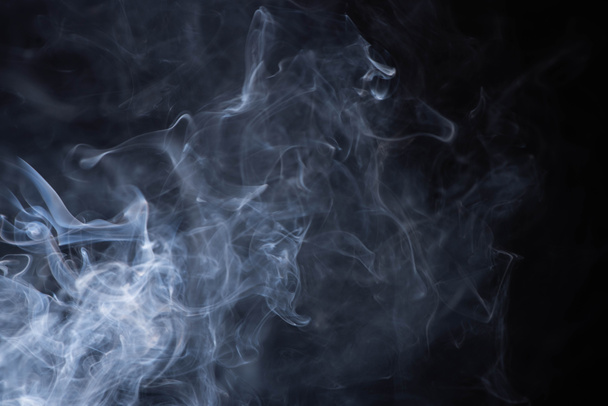 Siyah arkaplanda beyaz duman bulutu - Fotoğraf, Görsel