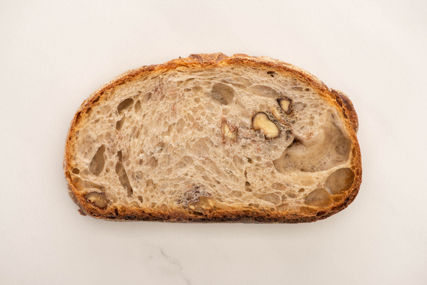 vista superior de la rebanada de pan de trigo integral fresco sobre fondo blanco
 - Foto, imagen