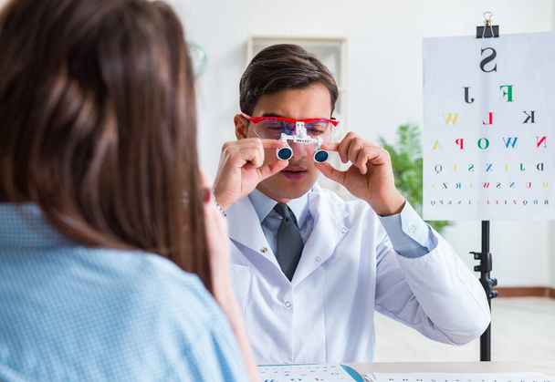 Doctor with patient at eye exam - Foto, Bild