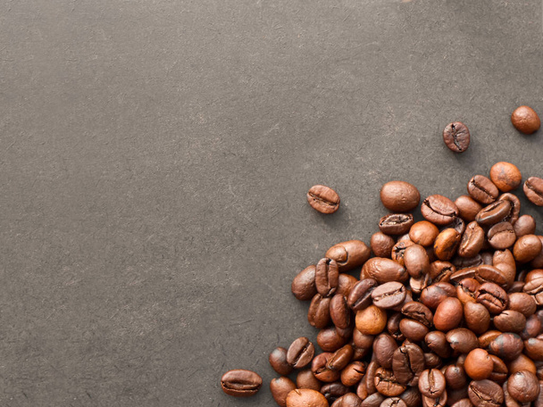 Les grains de café rouge et les grains de café torréfiés isolés sur fond noir
. - Photo, image