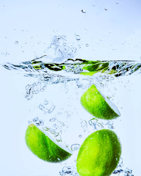 lime in water and beautiful spray - Fotoğraf, Görsel