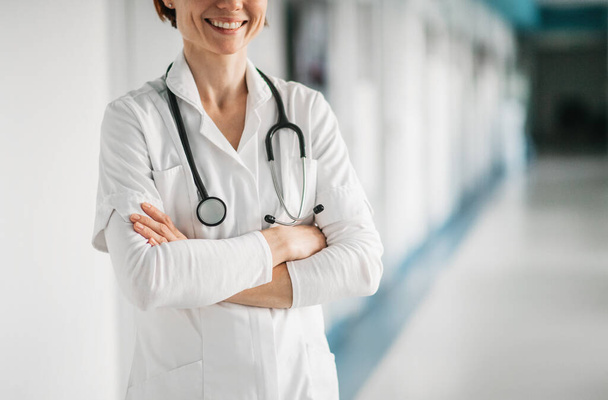 Unrecognizable woman doctor standing in hospital. Copy space. - Foto, Bild