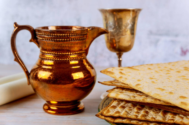 Yahudi bayramı Hamursuz Bayramı ekmek matzoh kosher şarabının kutlaması - Fotoğraf, Görsel