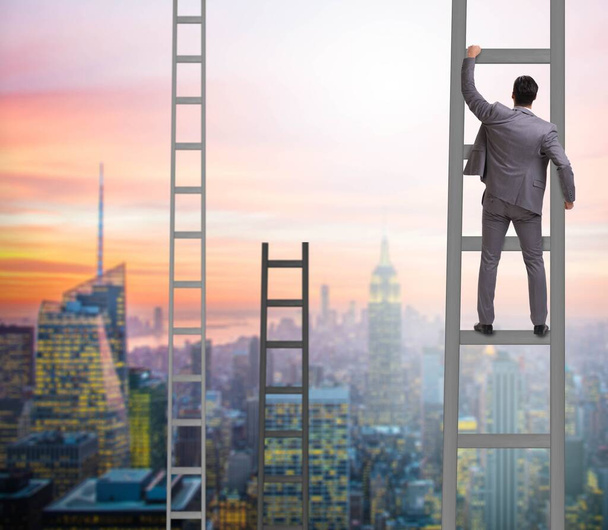 Молодой бизнесмен поднимается по карьерной лестнице
 - Фото, изображение