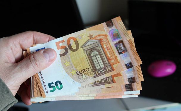 50-Euro-Scheine - Spende und Angebot - Foto, Bild