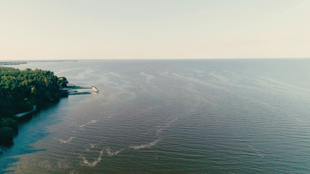 Vista aérea del mar con bosque y horizonte
  - Metraje, vídeo
