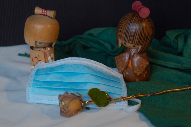 Чінезькі дерев "яні фігури з трояндою і масками як данина жертвам і зціленню вірусу covid19 - Фото, зображення
