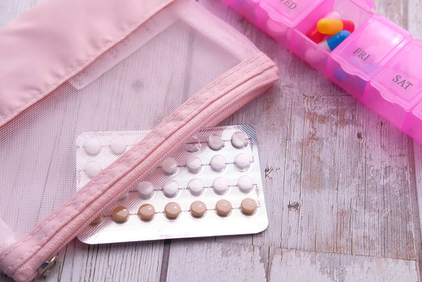 close-up de pílulas anticoncepcionais e caixa de pílula na mesa
. - Foto, Imagem