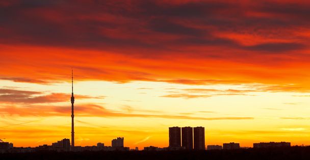 reggel a skyline a drámai sötét piros napkelte - Fotó, kép