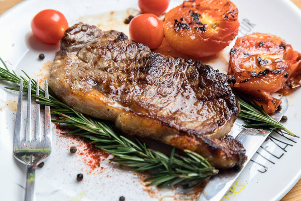 Delicious fresh steak. Juicy piece of meat. Roasted meat. The meat and vegetables. - Foto, Imagem