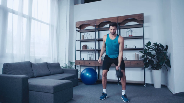 joven deportista haciendo ejercicio con peso en casa
 - Metraje, vídeo