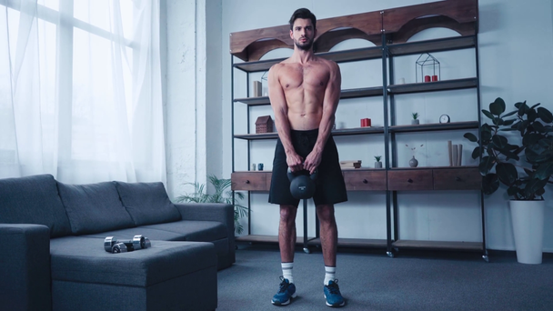без рубашки, мускулистый спортсмен тренируется с весом дома
 - Кадры, видео