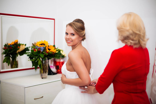 Bride in wedding dress in the room. - Foto, afbeelding