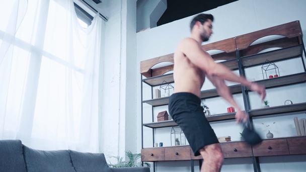 vista a basso angolo di allenamento sportivo muscolare senza maglietta con peso a casa
 - Filmati, video