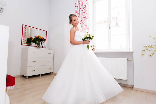morning bride on her wedding day, blonde in white dress. - Foto, afbeelding