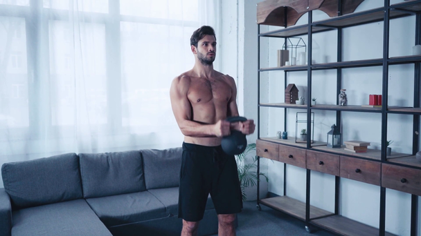 shirtless, μυϊκή προπόνηση αθλητή με βάρος στο σπίτι - Πλάνα, βίντεο