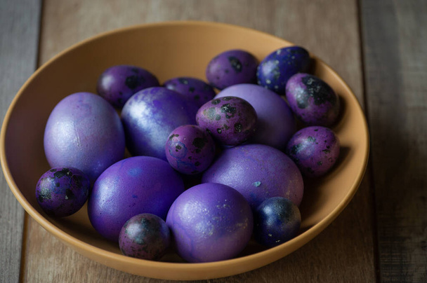 Красочные пасхальные яйца. Цветные яйца фиолетовые. Пурпурные яйца. Счастливой Пасхи
 - Фото, изображение